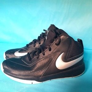 NIKE Team Hustle D7